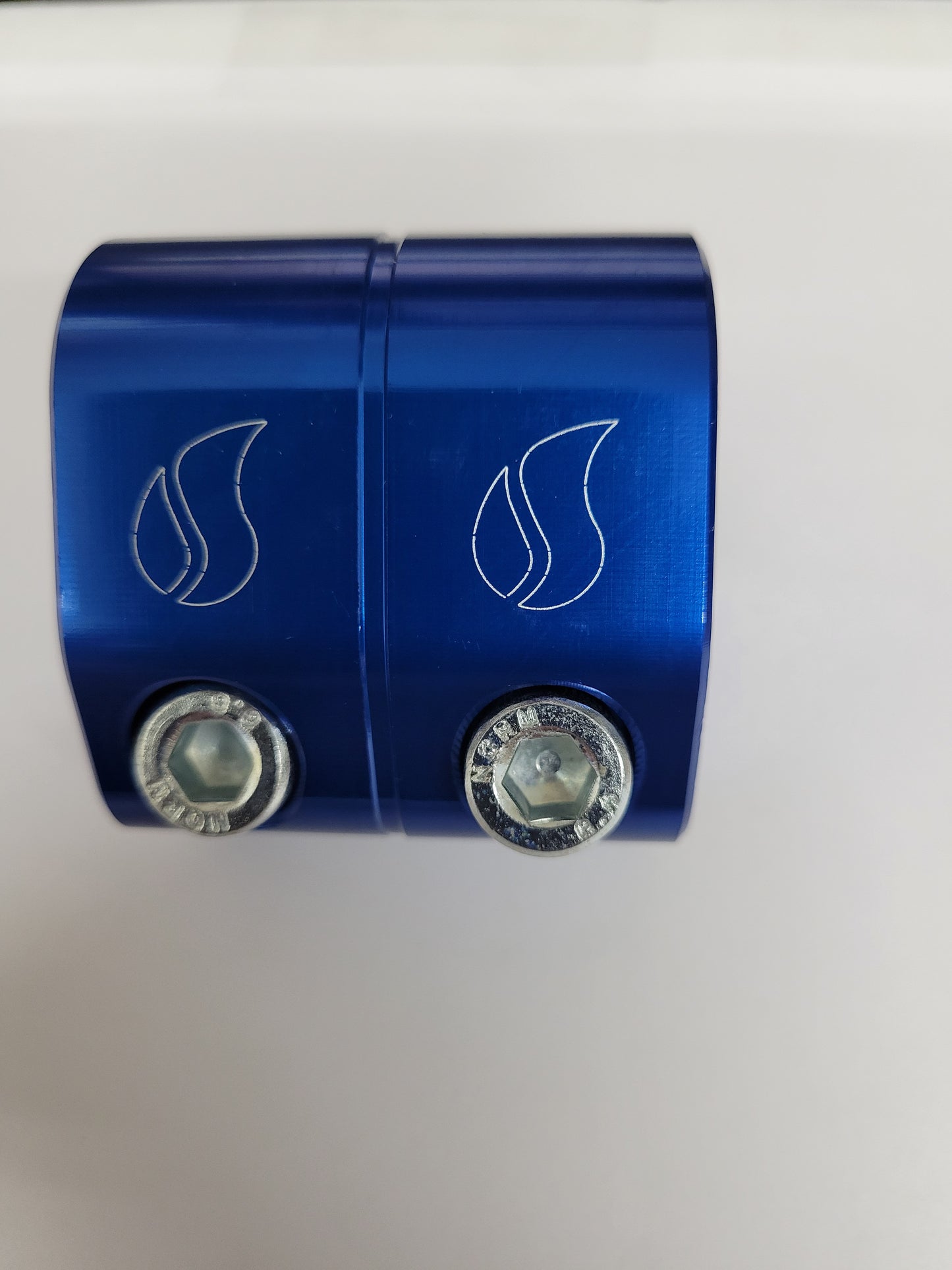 Blue torsion bar clamp for kart chassis suspension