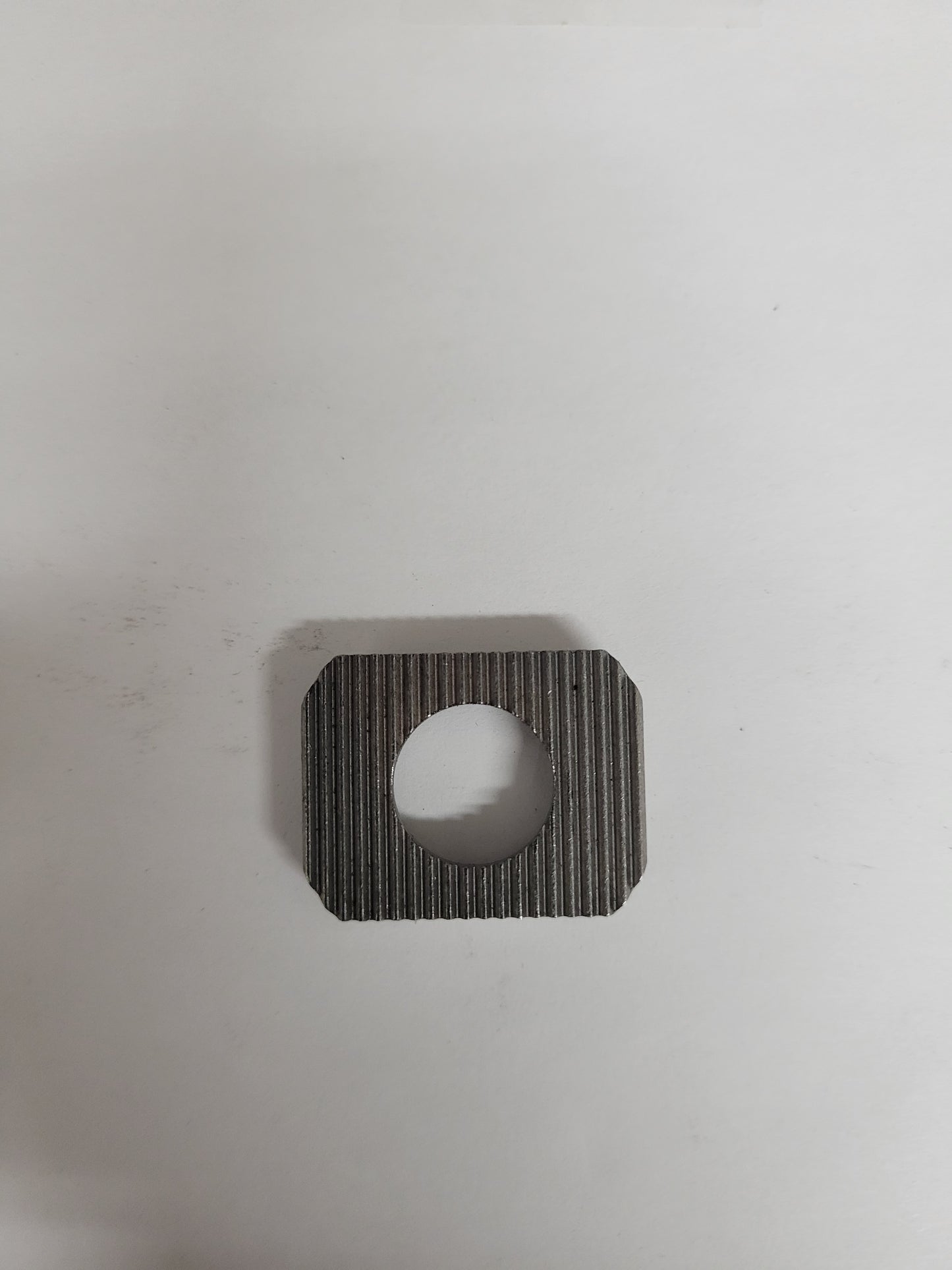 Sniper top plate with serrated bottom for steering inserts