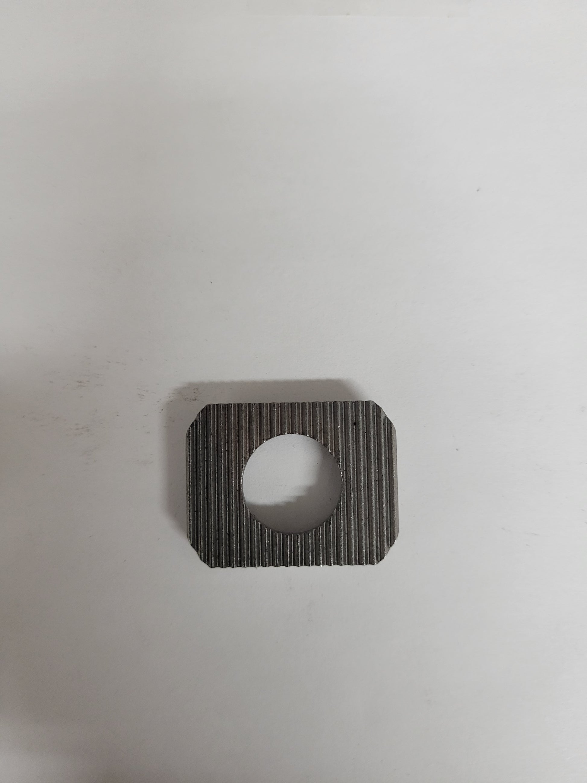 Sniper top plate with serrated bottom for steering inserts